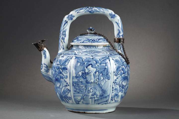 Chinese Blue and White ewer for wine Kraakporselein